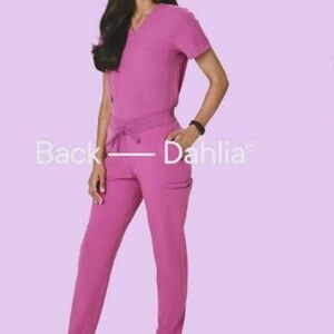 Mandala shade: Dahlia. Beautiful scrub set, barely worn.